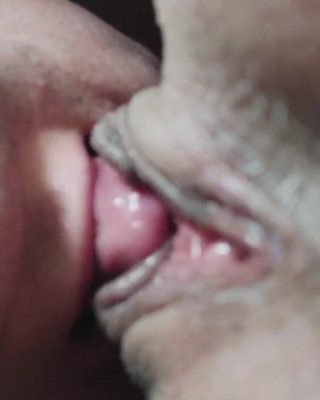 Wet Pussy Fuck: Leccare la figa bagnata gocciolante leccare il clitoride fino all'orgasmo...