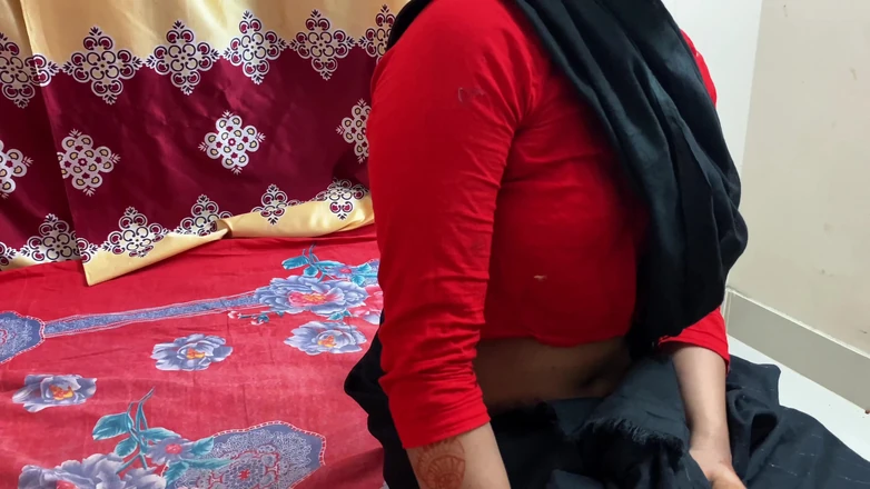 Bdsex24: Une travailleuse excitée et sexy se tape la chatte hardcore...