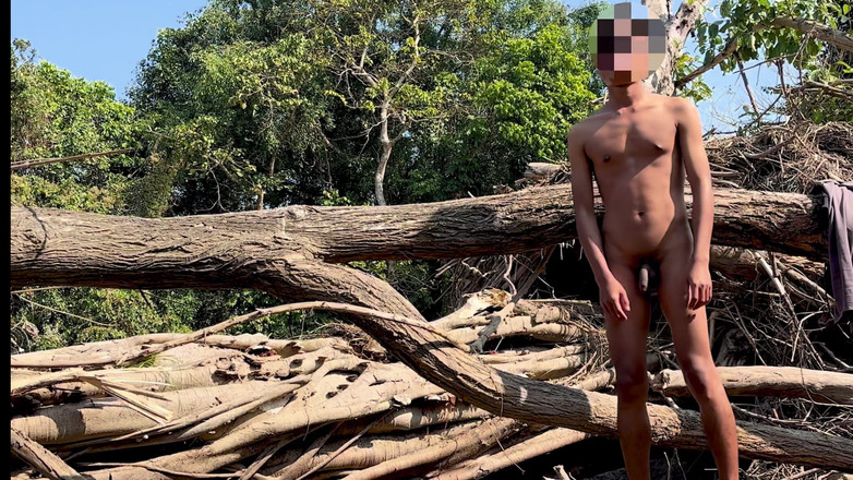 LonlyBoy: Un giovane ragazzo da solo che si diverte nella giungla