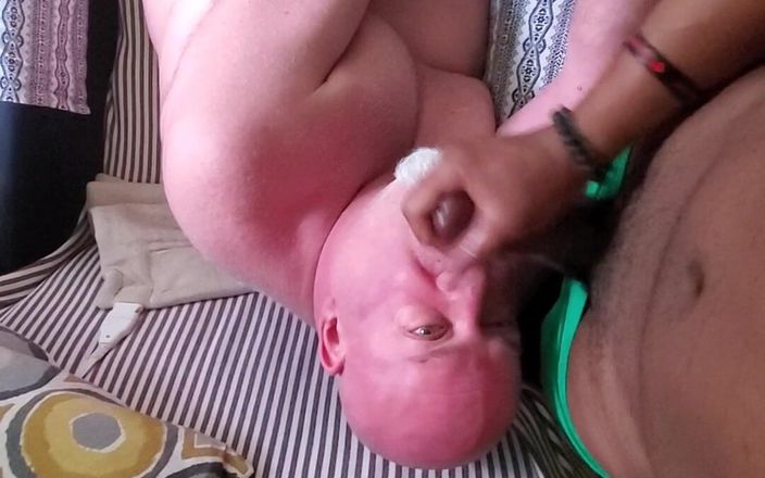 beardaddychub: भालू को बड़े काले से चेहरे पर वीर्य मिलता है