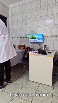 Exame anal envolvendo a inserção de um plug e sexo anal para reter sêmen dentro.