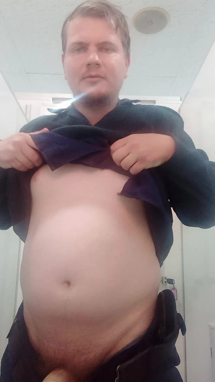 Playtimestudio18: Играю с членом в публичном туалете