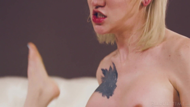 Transfixed ADULTTIME: Transfixed - Athena Rayne a Lena Moon sdílejí vášnivé, erotické objetí
