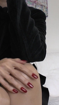 เล็บยาวสีแดงสุดเร่าร้อน ช่วยตัวเองได้เลย คุณนายวิคตอเรีย วาเลนเต้