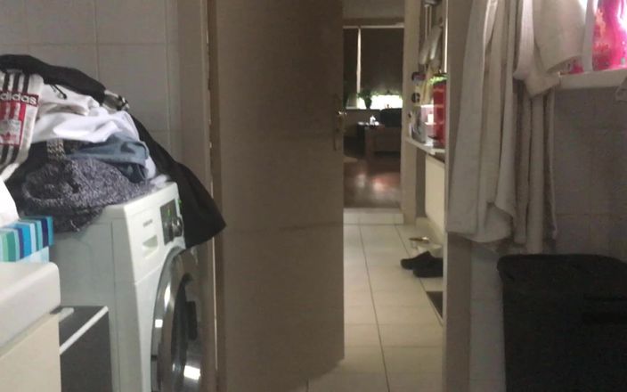 Double-Dutchies: Спійманий на дрочці у ванній кімнаті закінчується смоктанням і брудною спермою