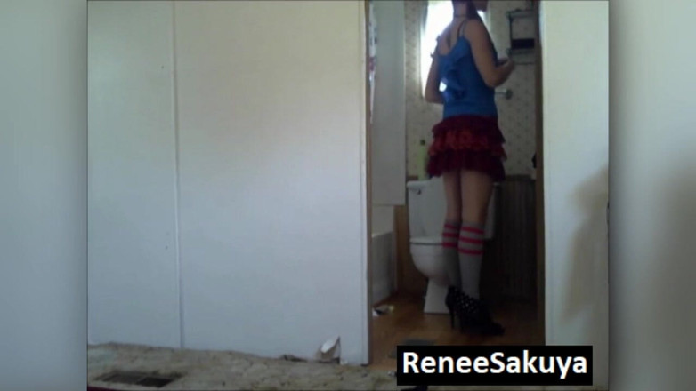 Renee Sakuya: Cruzando la habitación orinando