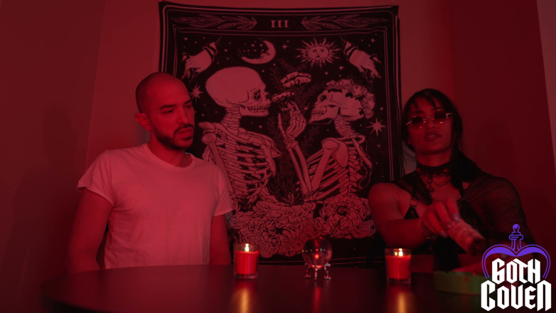 Goth Coven: Aura-leserin verführt ihren kunden