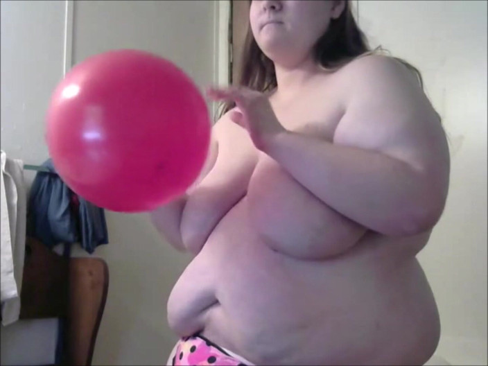 Fat Goddes: Cadela nua recebe cadela esbofeteada na cara por balão saltando
