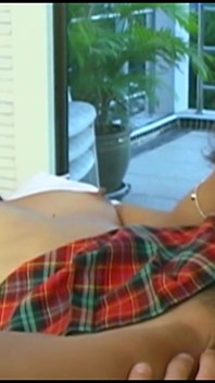 Una persona eccitata impegnata in rapporti sessuali con una donna asiatica che indossa calze bianche.