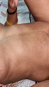 Jiju è venuta dopo il bagno nuda di fronte a Saali, è impazzita e è stata scopata