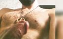 Casthxavier: Un homme poilu se masturbe