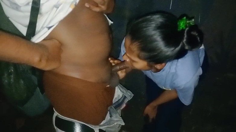 NikiRathod: Palcami, całowanie za ciężarówką z Divya -Blowjob Series