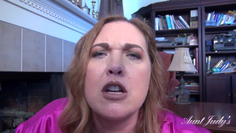Aunt Judy's: Auntjudys - Sua peituda milf meia-tia Denise dá-lhe uma punheta (em primeiro...