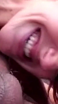 Ateşli kızıl saçlı orta yaşlı seksi kadın yoğun bir şekilde yumruklanıyor ve sikiliyor