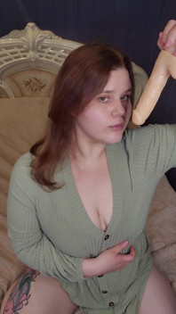 第一人称视角 用假阳具口交 穿着礼服的微胖红发女郎