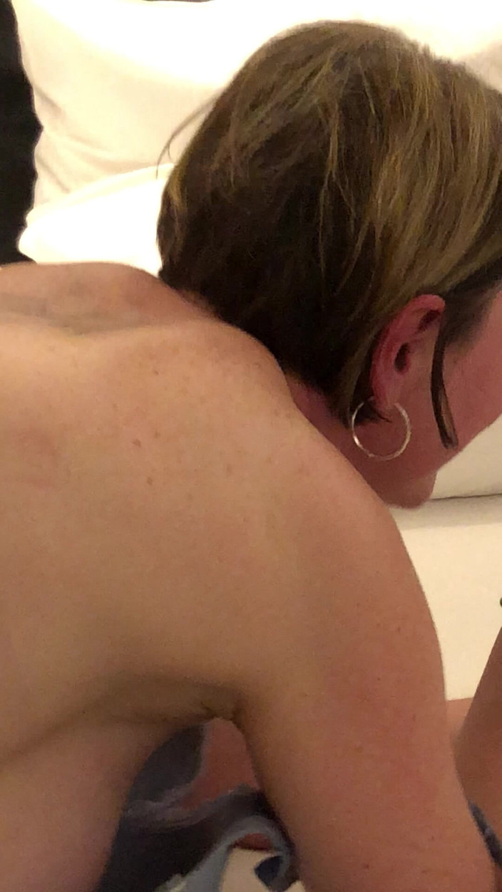 Pozi: Kochanek pieprzy moją żonę