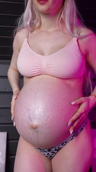 2 sutiãs e barriga enorme grávida! Tapas no estômago