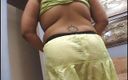Hot Sex Party: O indiancă mare cu un tatuaj călărește o pulă în trei