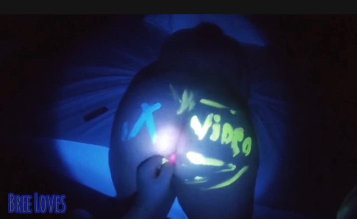 Bree Loves: 用肛塞操处女 pawgs 屁股