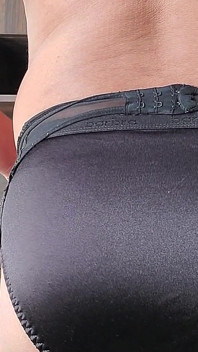 Siyah saten külotlu çorapla modellik yapıyor ve boşalıyor