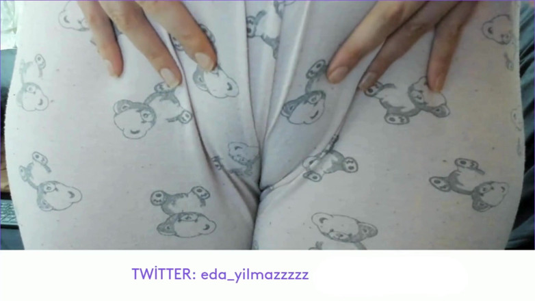 bigass_sexy_bigboobs: Cameltoe - coño hinchado - frotando el coño con pijama