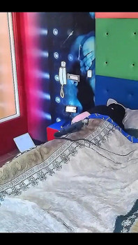 Fiul vitreg își fute mama vitregă sub cearșafuri, iar încornoratul nu observă.