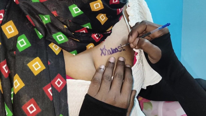 SneakyManner48: 印度纹身阿姨客户，我在得到纹身时意外地与她发生性关系。浪漫德西 xvideos，印地语和泰卢固语