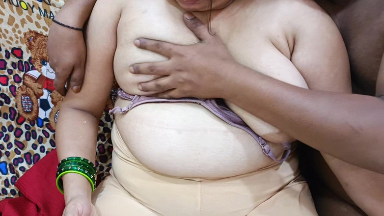 Catchybusty: Desi Bhabhi chce relaxovat, ale tajně