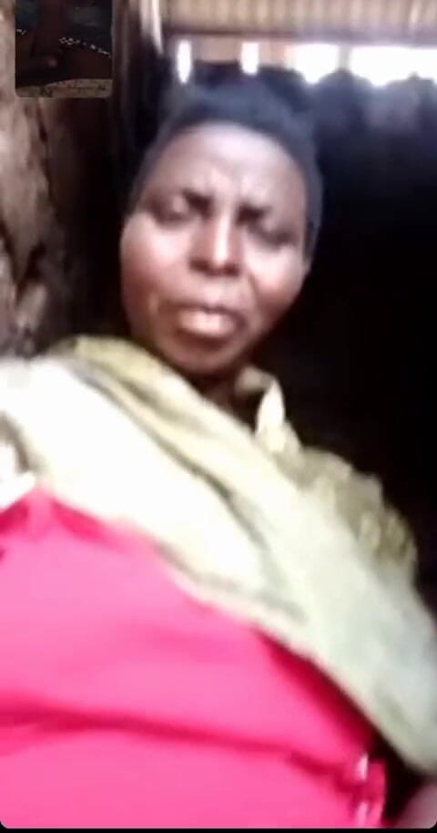 Me and my new slut: Femeie matură din tribul Hadzabe care se masturbează cu iubit,...