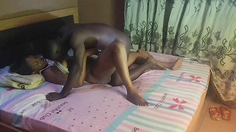 Jolly dragon3: クレオールの胸を吸い、彼女のマンコを手マンする