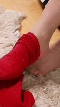 Baskets usés, chaussettes rouges et bas nylon sheer - taquinage de pieds décontracté