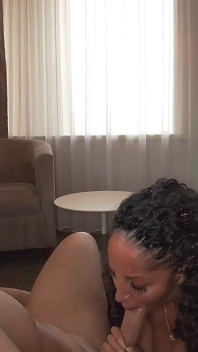 Taluhla, Égyptienne arabe, prend sa première grosse bite en VR - dans les coulisses