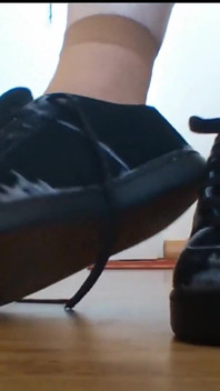 Nylonfe in vecchio sneaker, feticismo del piede
