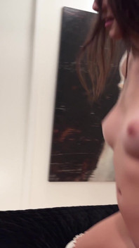 Aria Sloane preñada después de follar duro