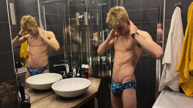 Ethan Lestray: Twink one挤压和撸管他的大鸡巴达到高潮，twink射精