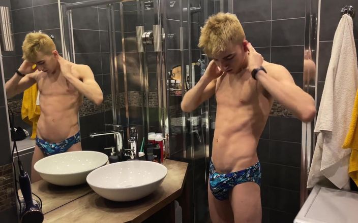 Ethan Lestray: Twink One ściska i szarpie swojego wielkiego kutasa doprowadzając do orgazmu,...