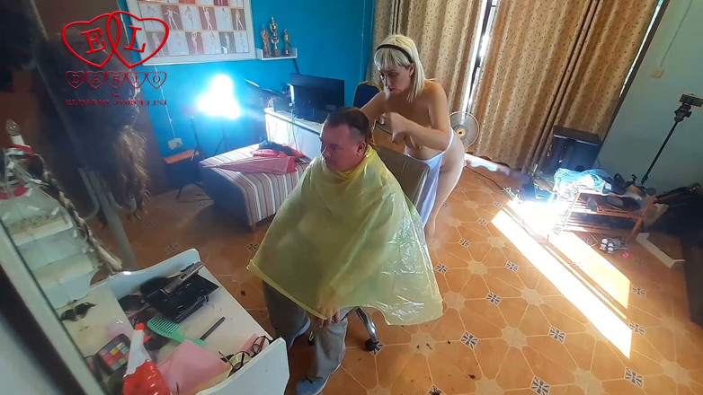 Strange stepfamily: 悪ふざけ！ヌーディスト理髪店で服を脱ぐ理髪女。クライアントが驚くパート3