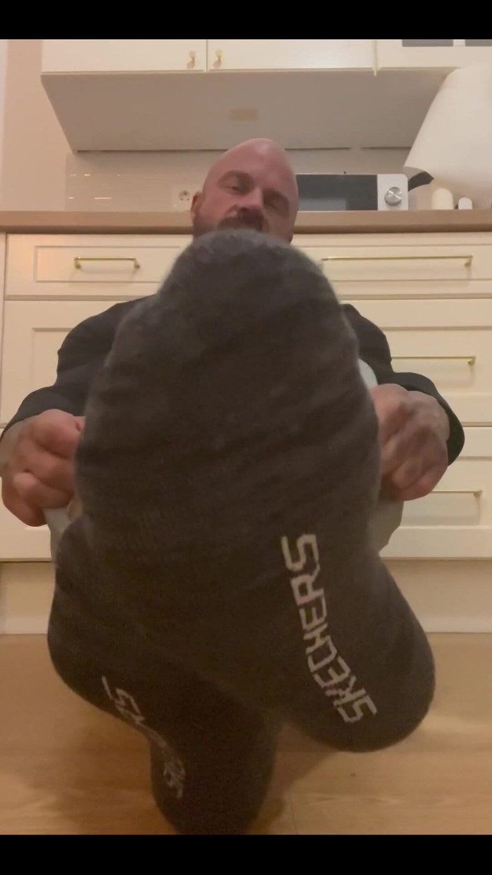 Jasons feet: Přinutím tě cítit moje páchnoucí žabky