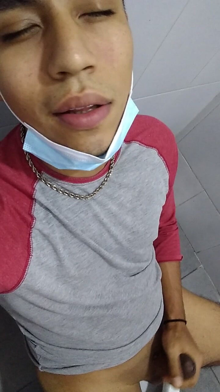 AlexAlejandro13: Vào phòng tắm