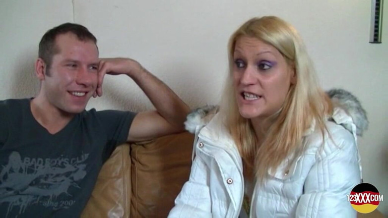 German amateur - 100% German hardcore videos: जर्मनी की एक बहुत ही मस्त milf(चोदने लायक मम्मी) ने इस कामुक दोस्त के साथ मस्ती की