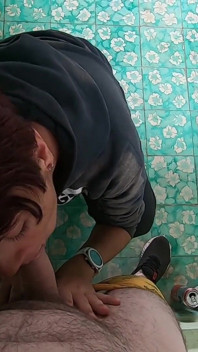 Přestaň dělat večeři, chci se ti vystříkat do pusy