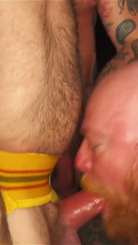 Semental Tatuado Y Papi Usan Mis Agujeros En El Cuarto Oscuro