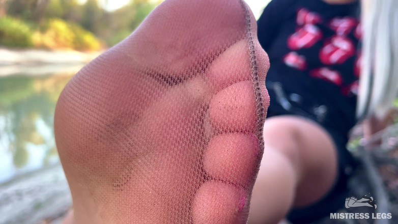 Mistress Legs: 누드 스타킹을 입은 내 귀여운 발이 가을 강둑에서 서로 문지르다