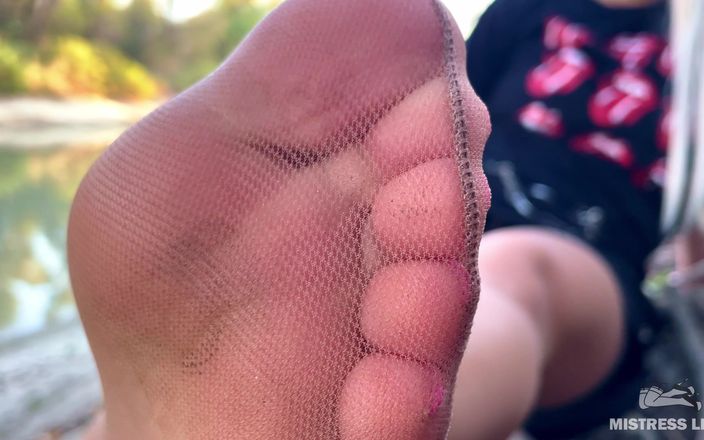 Mistress Legs: ヌードタイツを履いた可愛い足が秋の川岸で擦れ合う