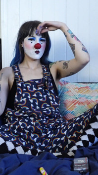 Behaarte Clown Raucht