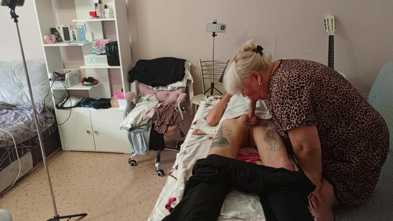 Zona901: Macecha saje a honí mi ptáka na masážním stole a...