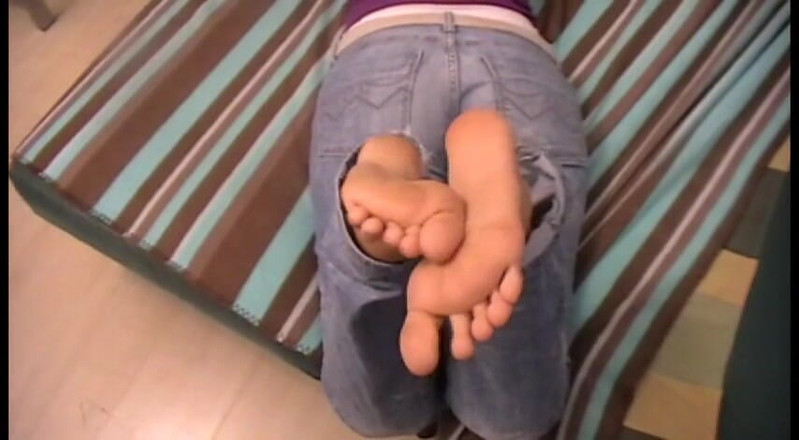Foot Girls: अखबार पढ़ना और थके हुए पैरों को आराम करना