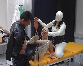 Rubber & Clinic Studio - 1ATOYS: Pervertida follando en el gynchair