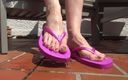 Lady Victoria Valente: Koudwaterdouche voor mijn voeten op teenslippers