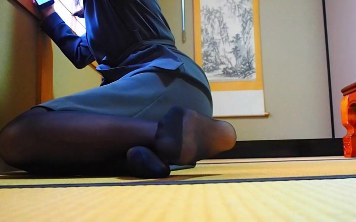 Mayumi Kanzaki: Feet - Relaxing in Japanese-style Room